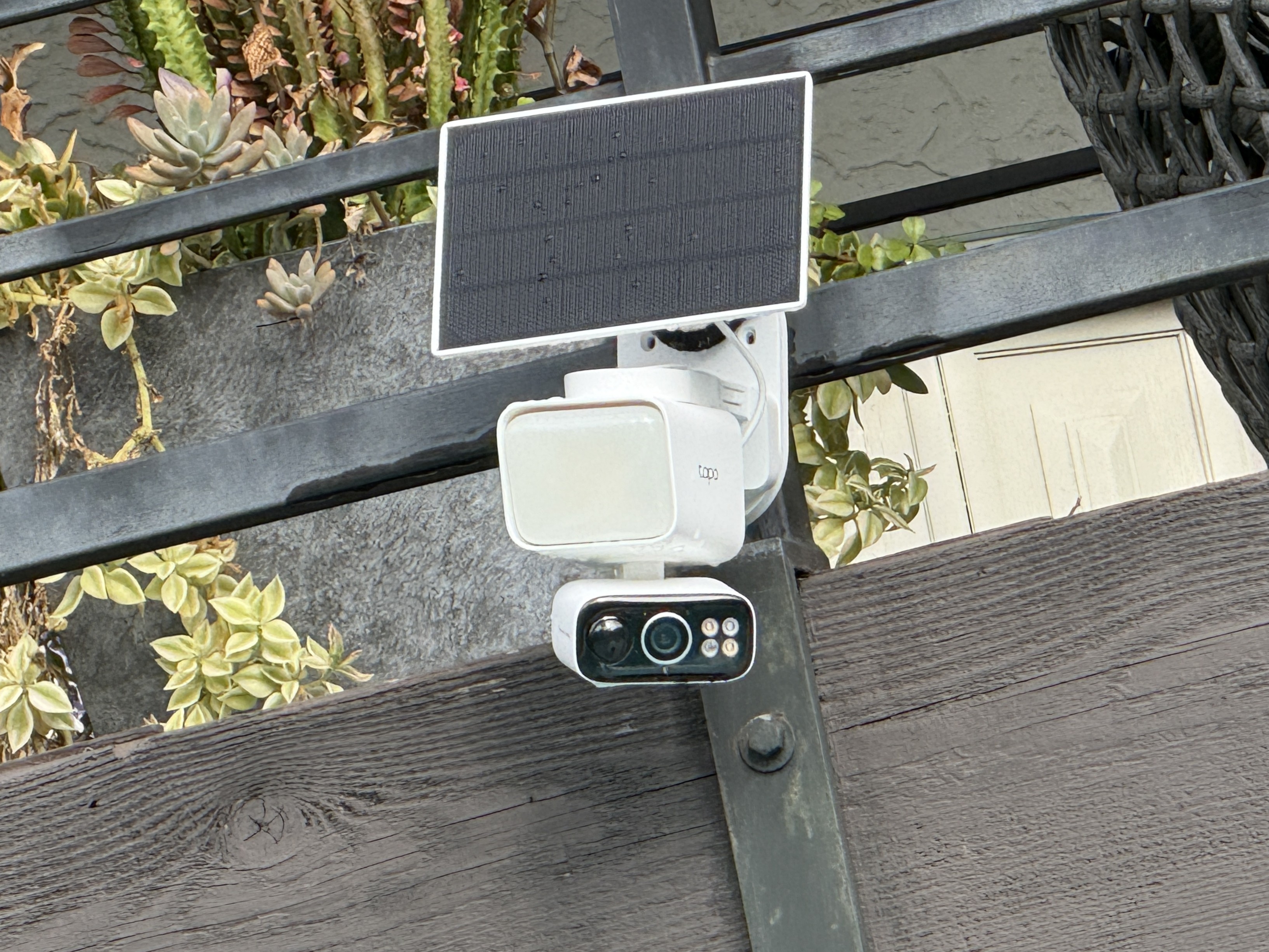 Outdoor Security Without the Wiring: A Solar-Powered Camera System That Challenges Tradition